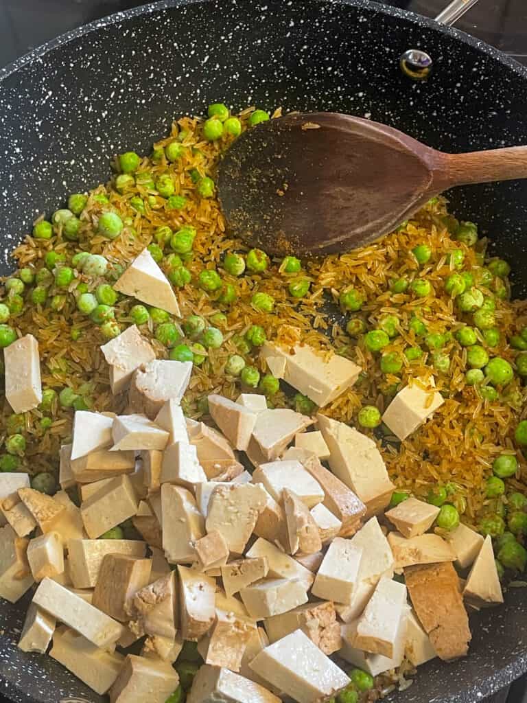 smoked tofu flakes with peas and curry powder cooking.