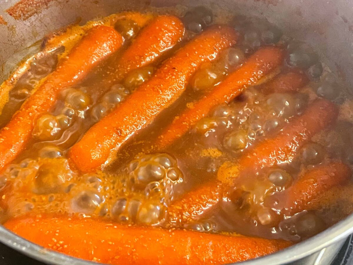 carrot hotdogs with the stock concentrated and thick, hotdogs ready to serve, the sauce is thick and concentrated.