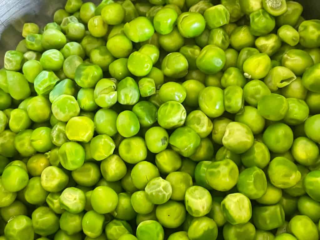 pile of cooked and drained peas.