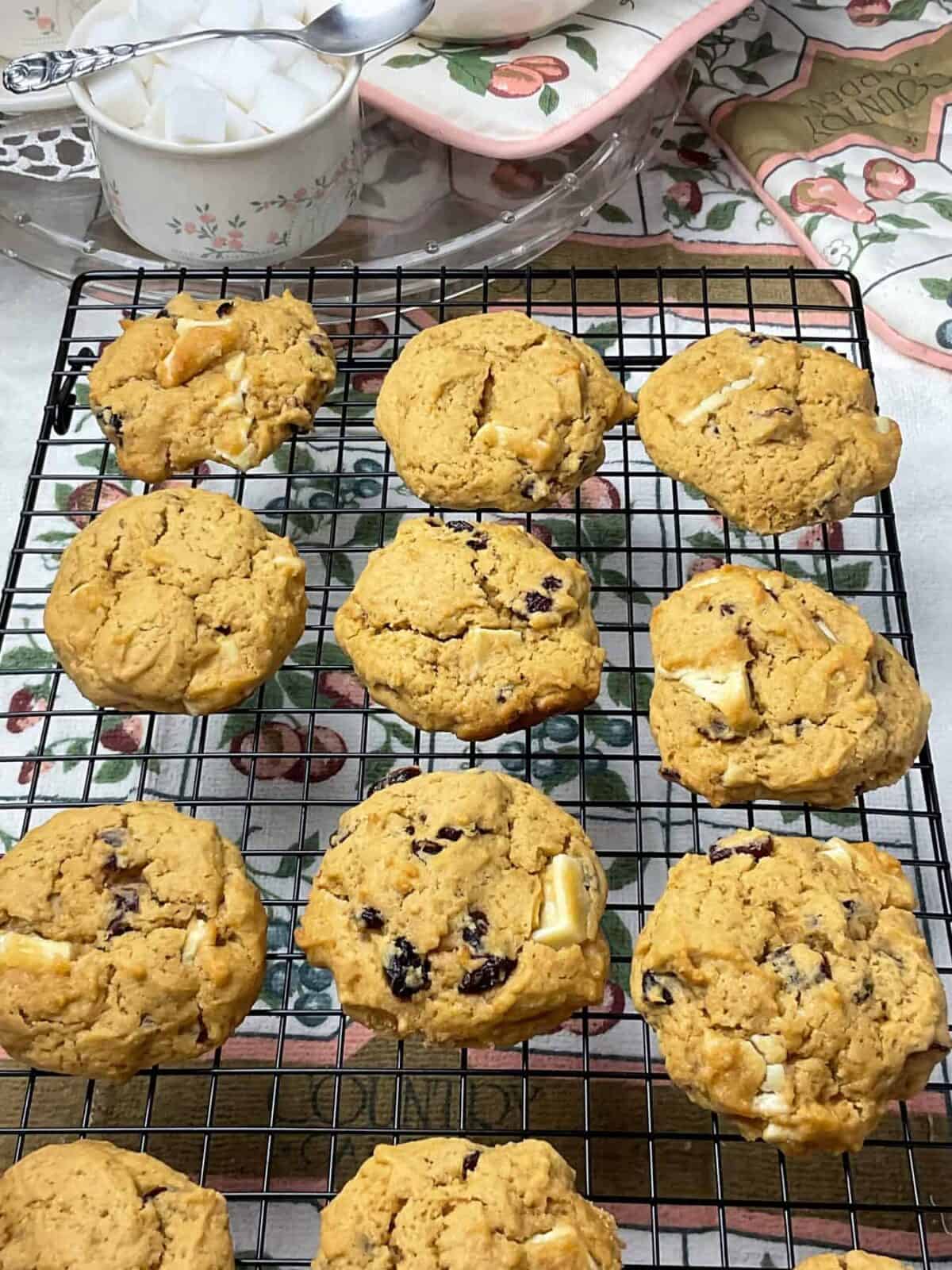 A batch of baked cookies on a cooling rack.