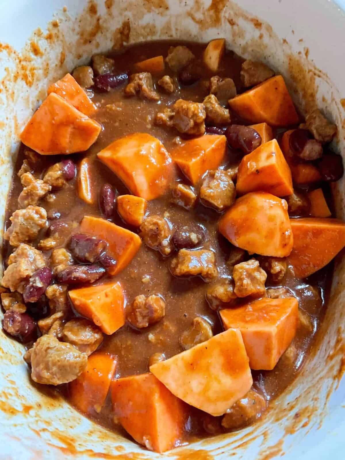 Ingredients for vindaloo stirred together in slow cooker.